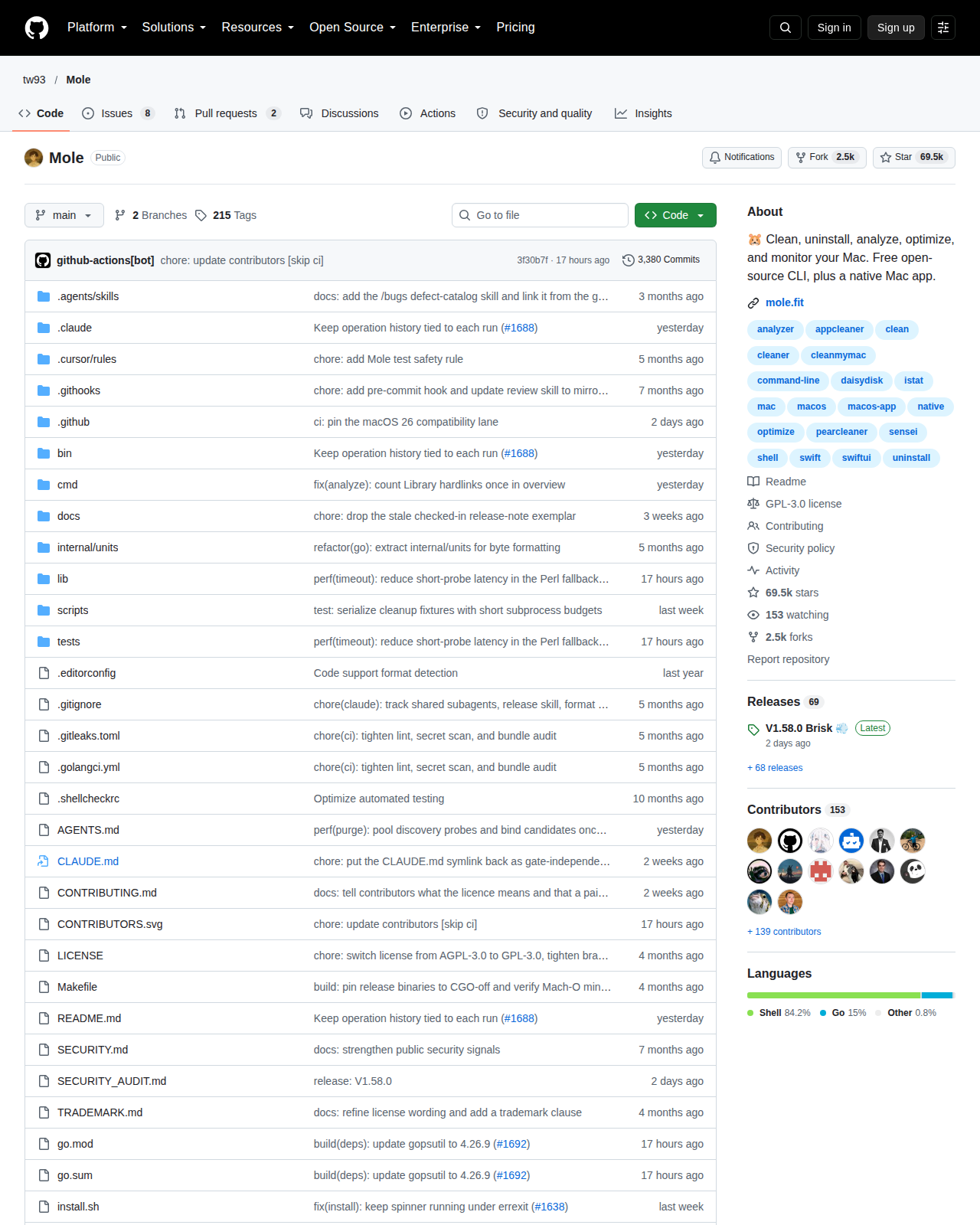 tw93/Mole 的 GitHub 儲存庫首頁頂部，顯示 repo 名稱 tw93/Mole、Star 數 69.5k、Fork 數 2.5k、Issues 數 8、Pull requests 數 2，以及最新的提交紀錄與右側簡介欄位